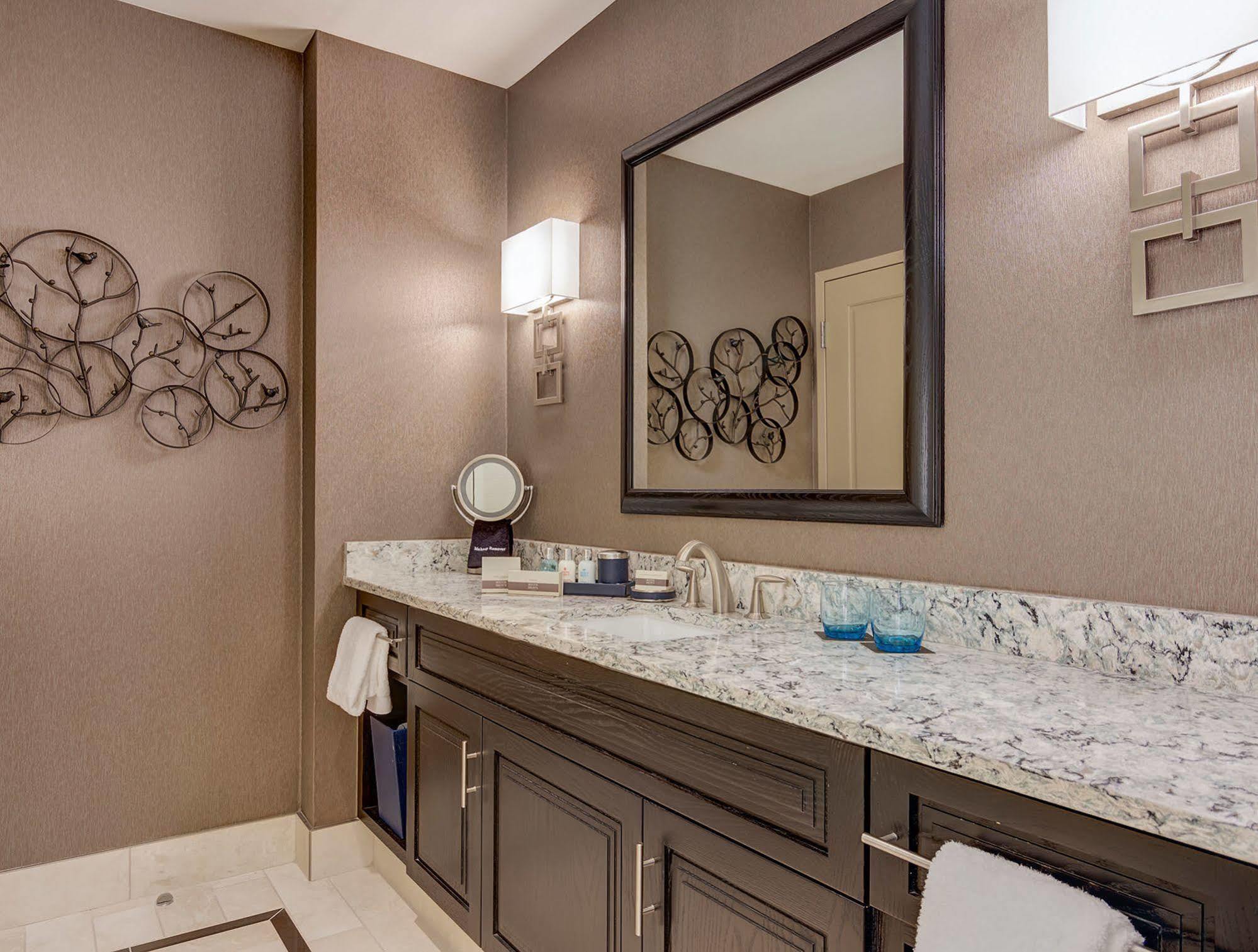 The Tennessean Personal Luxury Hotel Ноксвил Екстериор снимка